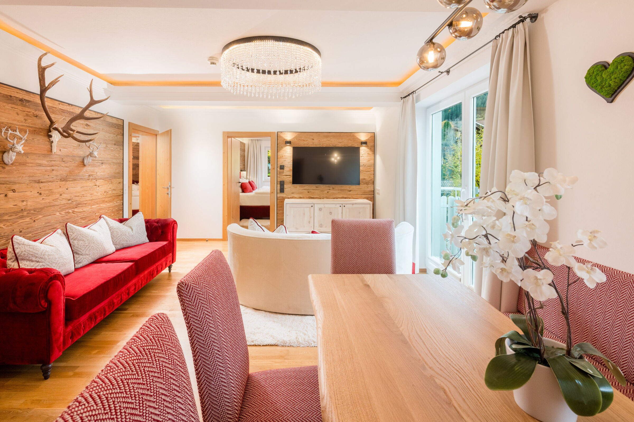 Essbereich der Kuschelsuite "Superior" mit Esstisch, Stühlen und großer Fensterfront