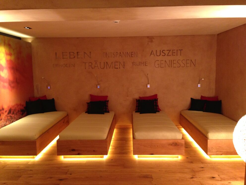 Gemütliche Liegen in warm beleuchtetem Raum für pure Entspannung im Hotel Klockerhaus.