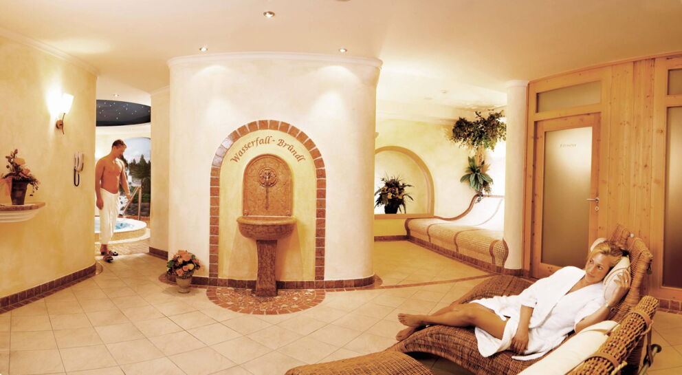 Gemütlicher Wellnessbereich mit Liegen und Wasserbrunnen im Hotel Klockerhaus.
