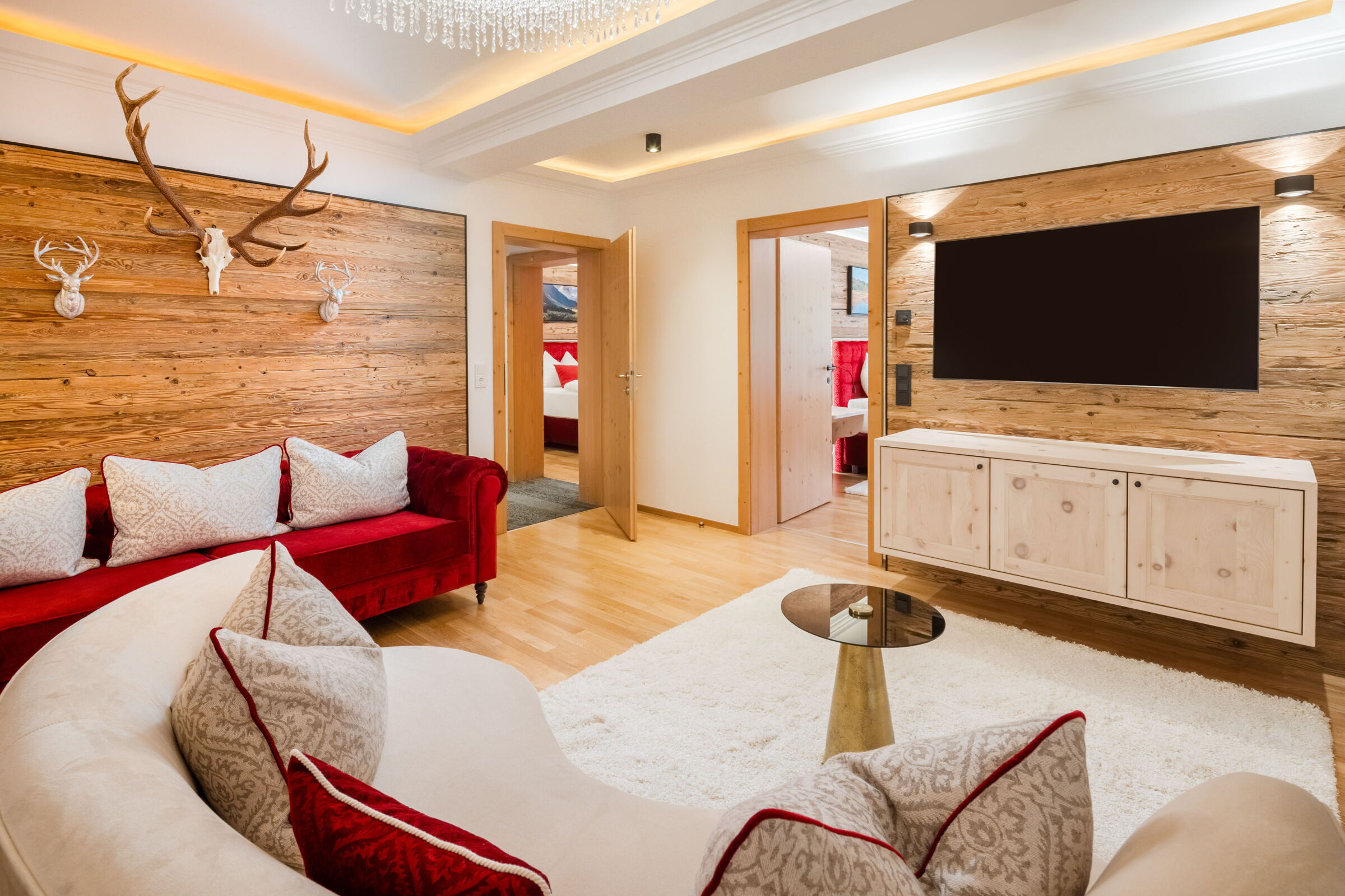 Wohnzimmer der Kuschelsuite "Superior" mit TV-Wand und gemütlicher Sitzlandschaft