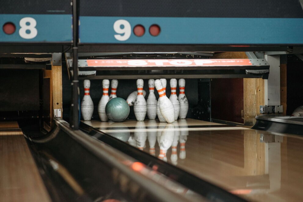 Kegeln und Bowlingkugel auf der Bahn im Bawa Fügen im Zillertal