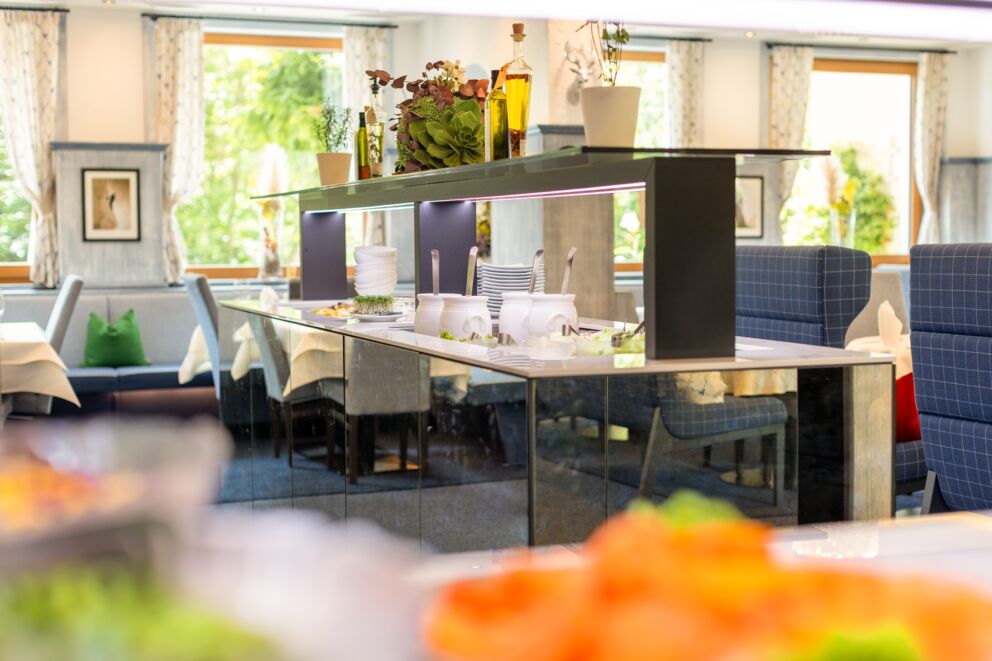 Elegantes Buffet mit frischen Zutaten und stilvollem Ambiente im Nationalparkhotel