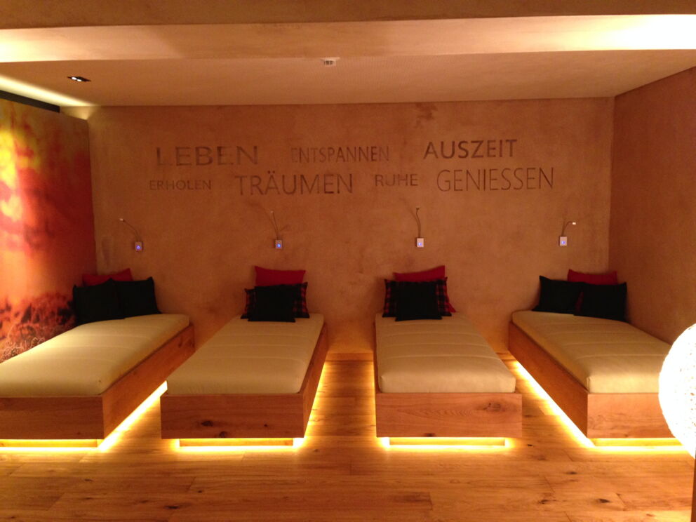 Gemütliche Liegen in warm beleuchtetem Raum für pure Entspannung im Hotel Klockerhaus.
