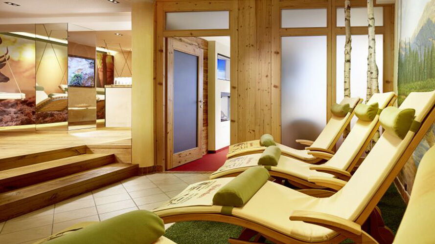 Mehrere Liegen nebeneinander im Indoor-Wellnessbereich in Krimml