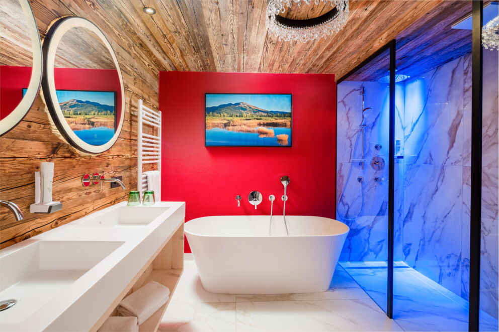 Modernes Badezimmer der Kuschelsuite "Superior" mit freistehender Badewanne und großer Dusche