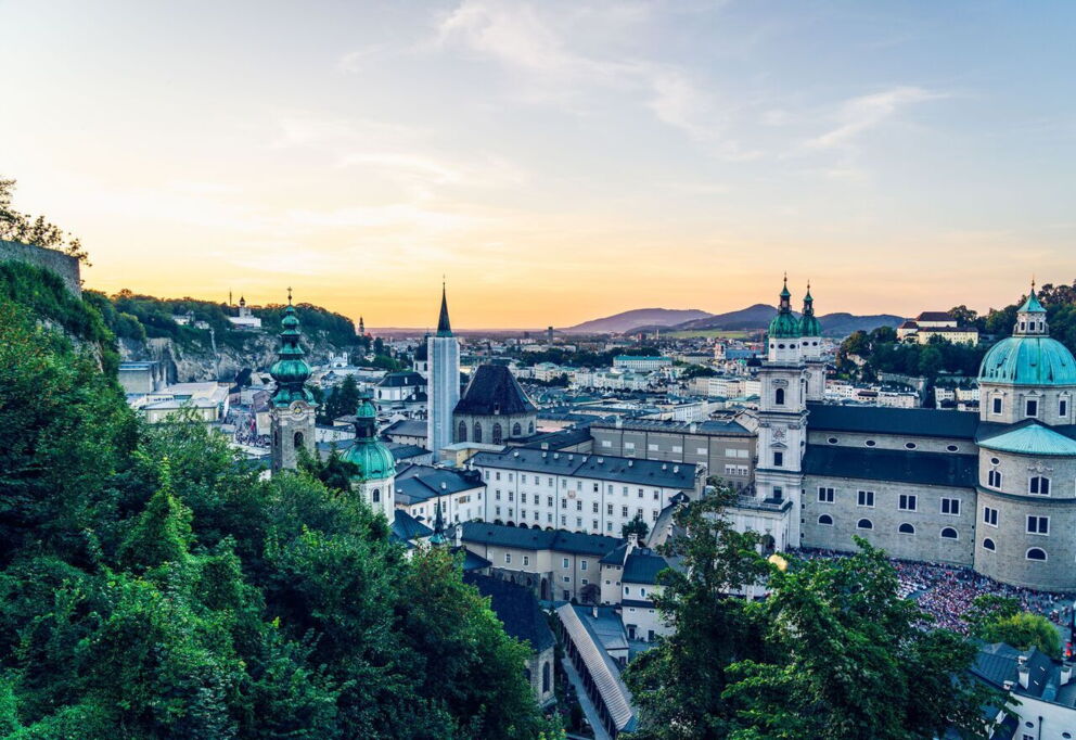 Panoramablick von oben auf die Salzburger Altstadt mit Salzburger Dom und Kirchen im Abendlicht