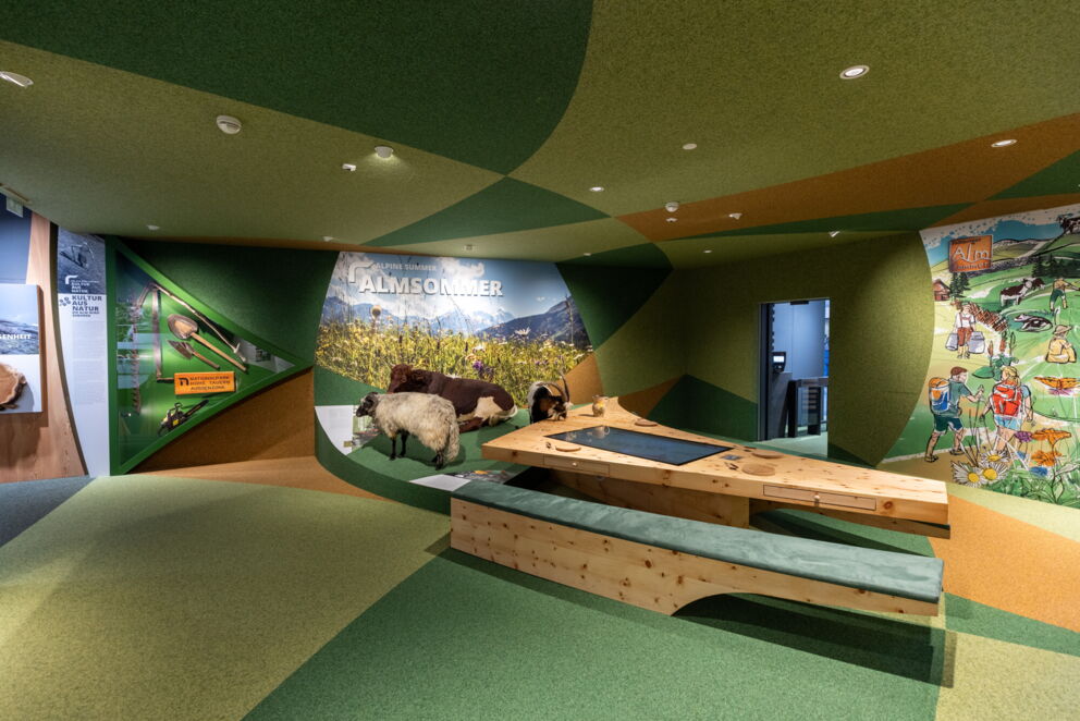 Interactive exhibition with depictions of alpine summer and lifelike scenes from the Hohe Tauern.