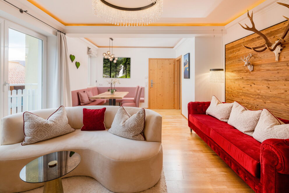 Wohnbereich der Kuschelsuite "Superior" mit eleganten Sofas und gemütlicher Sitzecke