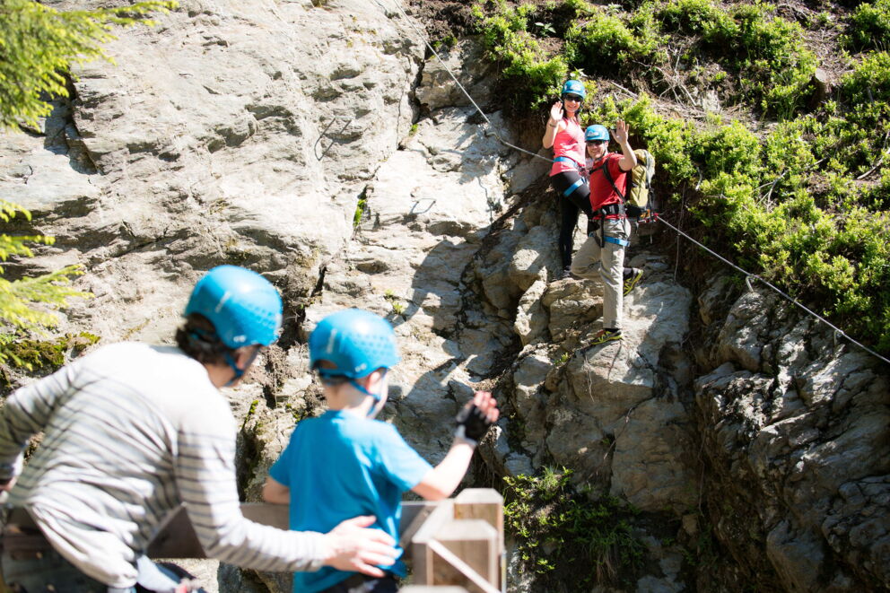 A family with climbing gear on the Talbach via ferrata near Zell am Ziller. © TVB Zillertal Arena