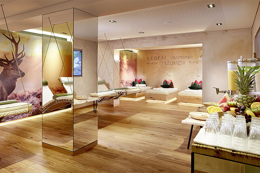 Elegante Wellness-Lounge mit Schaukelliegen und frischem Obsttisch