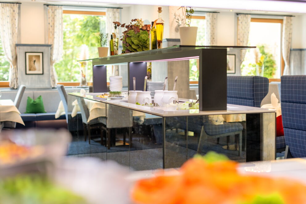 Elegantes Buffet mit frischen Zutaten und stilvollem Ambiente im Nationalparkhotel