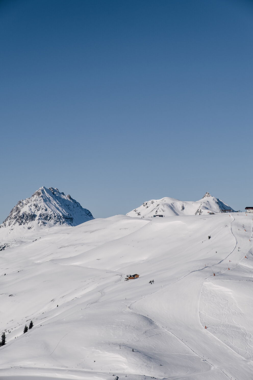Schneebedeckte Berge unter klarem Himmel, ideale Skipisten in malerischer Umgebung.